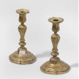1 Paar Kerzenstöcke Frankreich, Louis XV-Stil. Bronze. Balusterschaft über passig geschweiftem,