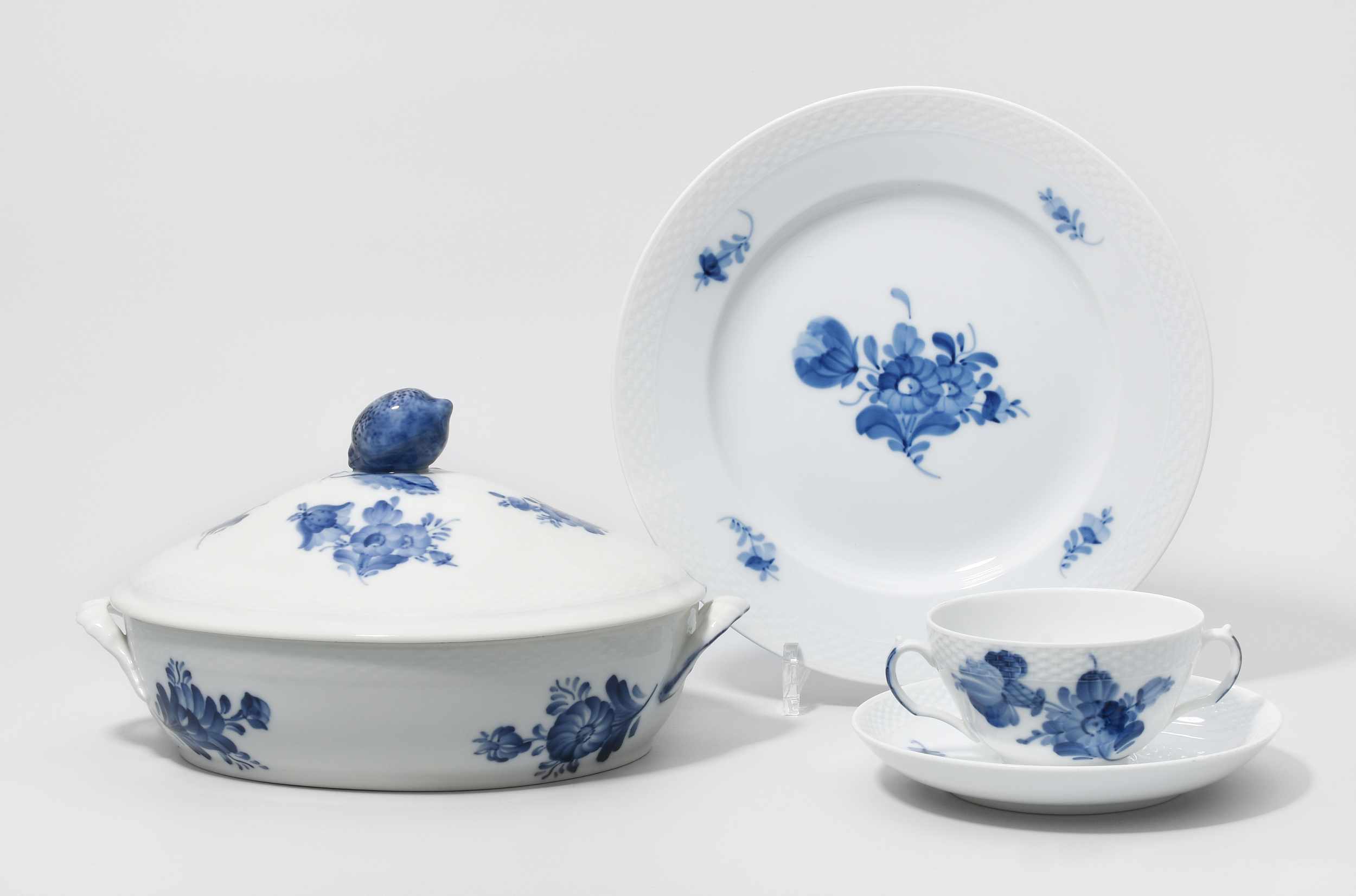 Tafelservice, Royal Copenhagen 20.Jh. "Blaue Blume glatt". Porzellan. Bestand: 12 Fleischteller,