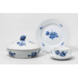 Tafelservice, Royal Copenhagen 20.Jh. "Blaue Blume glatt". Porzellan. Bestand: 12 Fleischteller,