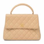 Chanel, kleine Handtasche Beigefarbenes Leder mit gestepptem Rautenmuster. Traggriff.