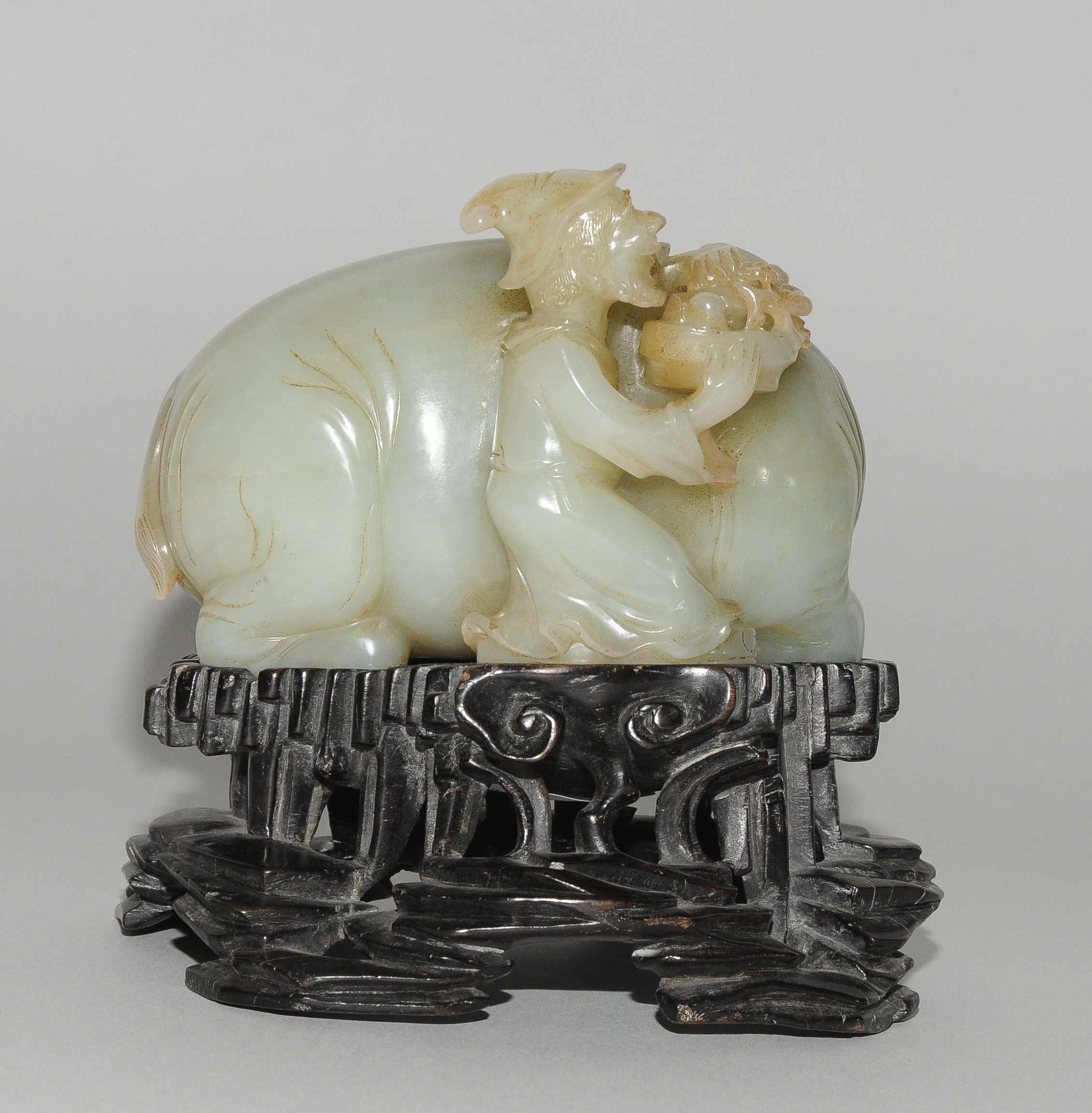 Jadefigur China, 20.Jh. Celadonfarbene Jade. Elefant mit einem zentralasiatischen Mann, eine - Image 4 of 7