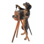 Tierfigur: Dackel Wiener Bronze, 20.Jh. Ziseliert und schwarz-braun bemalt. Dackel als Fotograf