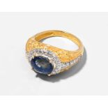 Saphir-Brillant-Ring 750 Gelb- und Weissgold. Bombierter Ring mit 1 oval fac. Saphiren von 4.220