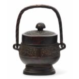 Henkelgefäss, Typ You China, wohl Ming-Dynastie. Bronze, dunkel patiniert. Reliefiert mit Tao-tie-