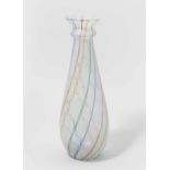 Vase, Murano Um 1950. Farbloses Glas, weisser Fadendekor im Wechsel mit gedrehten bunten Streifen. H