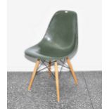 Eames, Charles und Ray Stuhl DSW, 1950. Original-Ausführung. Sitzschale aus Fiberglas, dunkelgrün.