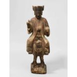 Guan Yu China, wohl Ming-Dynastie. Holz mit Resten einer farbigen Fassung. Tempelfigur zu Pferd.