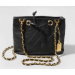 Chanel, kleine Handtasche Schwarzes Leder mit gestepptem Rautenmuster. Zwei lederdurchflochtene