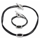 Hermès, Hals- und Armband "Glénan" 925 Silber. Halsband mit schwarzer Kordel. L 40 cm. Armband mit