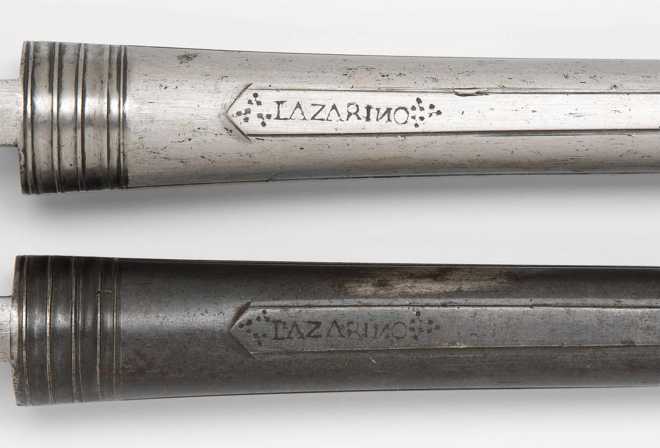 1 Paar Pistolenläufe Italien, Mitte 17. Jh., signiert Lazarino. Stahl. Zwei grosse, gleich lange - Bild 2 aus 2