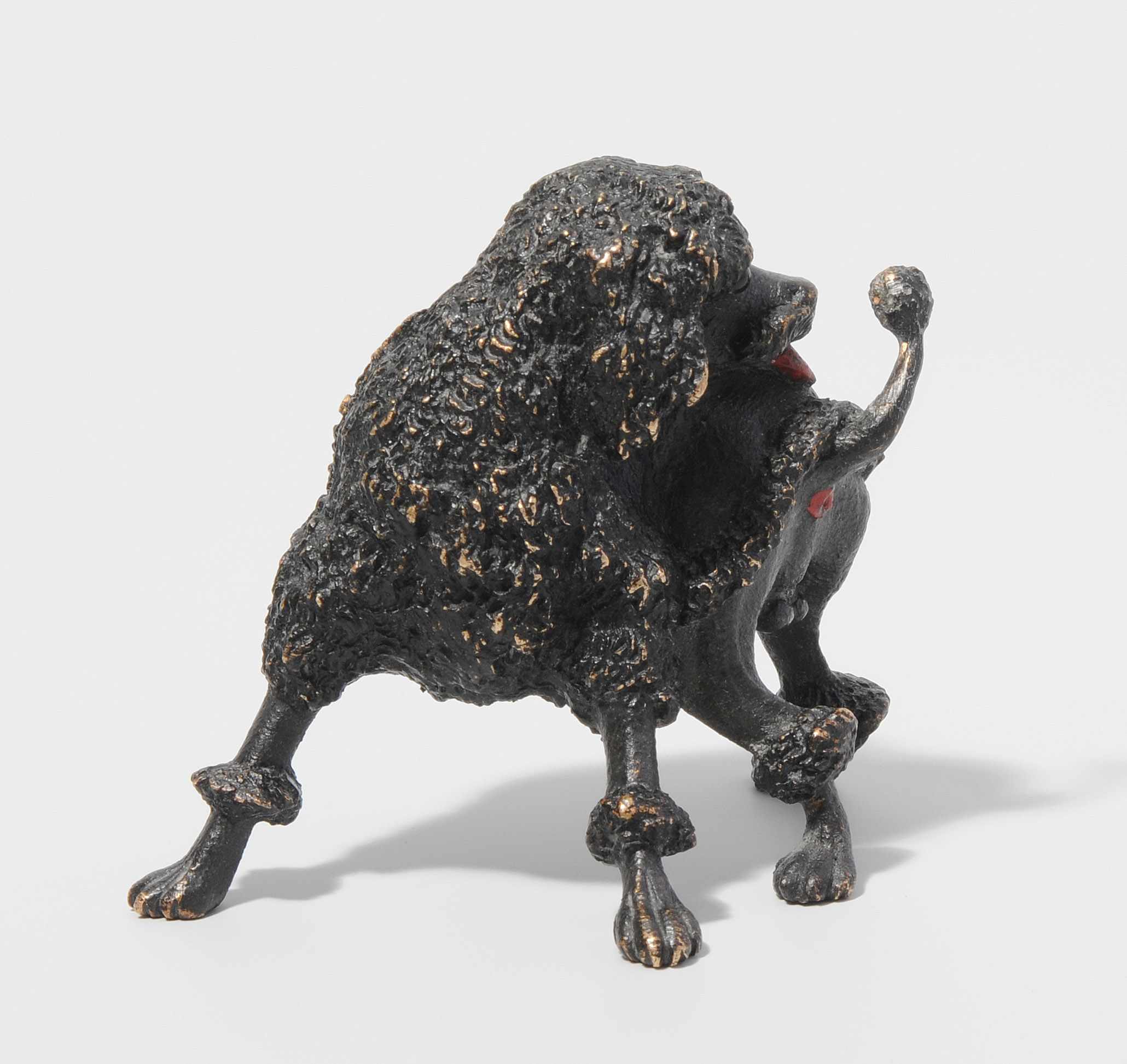 Tierfigur: Königspudel Wiener Bronze, 20.Jh. Ziseliert und schwarz patiniert. Mit Glasaugen. H 8 cm. - Image 2 of 2