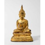 Sitzender Buddha Thailand, Rattanakosin, spätes 19.Jh. Bronze mit Gold-, Schwarz- und Rotlack.