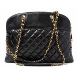 Chanel, grosse Handtasche Schwarzes Leder mit gestepptem Rautenmuster. Zwei lederdurchflochtene