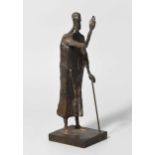 Fischer, Franz (Prag 1900–1980 Zürich) Mann mit Stock. Bronze. Auf dem Sockel monogrammiert. H 30,