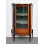 Vitrine Louis XV-Stil, 20.Jh. Rosenholz. Eintüriger, dreiseitig verglaster, bewegter Korpus.