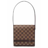 Louis Vuitton, Schultertasche "Tribeca" Aus der Linie Damier Ebène. Henkel. Magnetverschluss. In