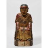 Tempelfigur China, Qing-Dynastie. Holz mit Resten von Rot-, Schwarz- und Goldlack. Sitzender