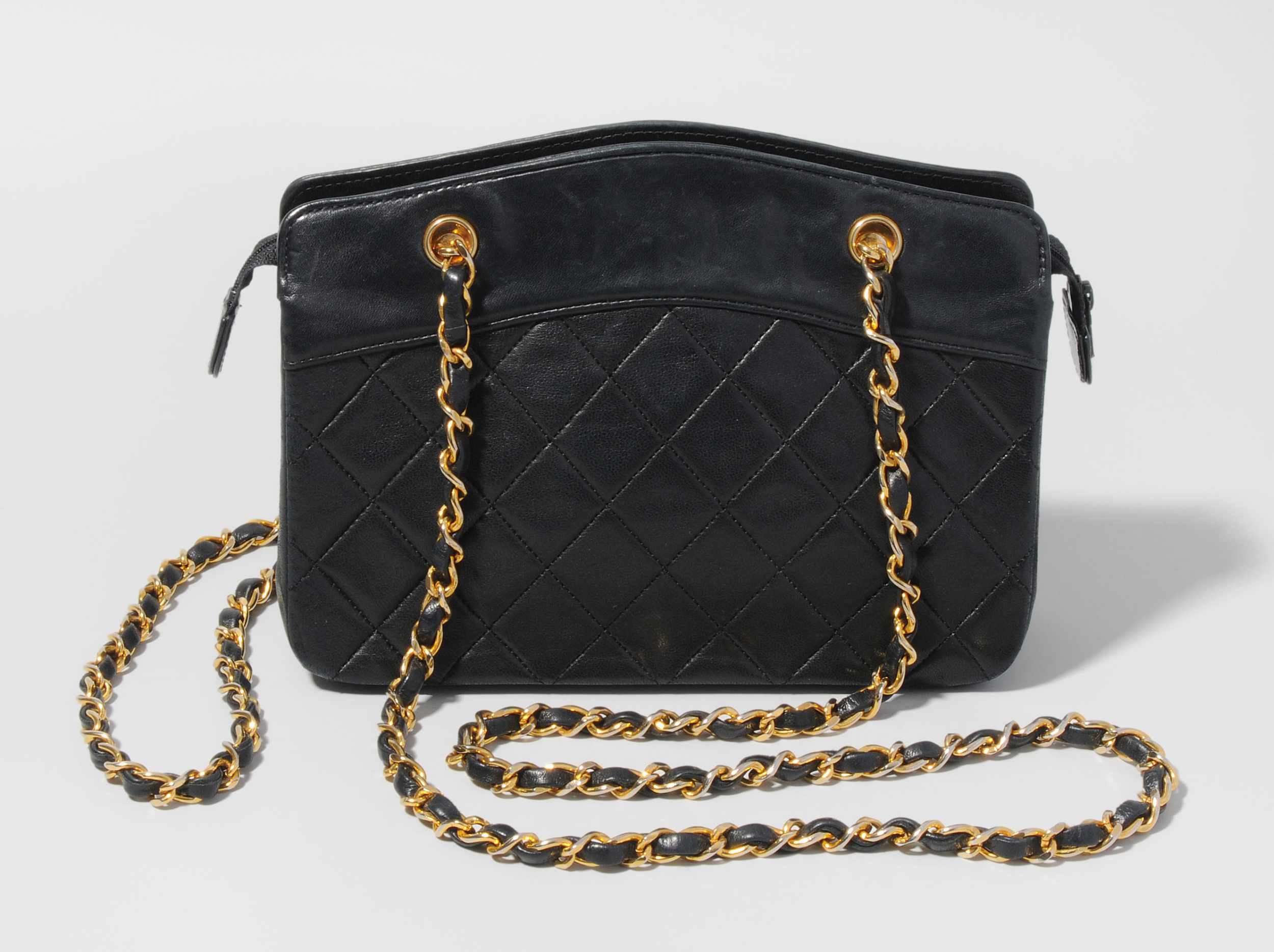 Chanel, kleine Handtasche Dunkelblaues Leder mit gestepptem Rautenmuster. Zwei lederdurchflochtene