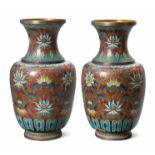 1 Paar Vasen China, 19.Jh. Email cloisonné. Balusterform. Polychromer Lotosblumendekor auf rot-