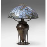 Tischlampe, Tiffany Studios Um 1910. New York. Schirm aus Opalinglas mit "Butterfly"-Dekor,