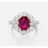 Rubin-Brillant-Ring 1980er Jahre. 750 Weissgold. Entourage-Modell mit 1 oval fac. Rubin von 1.78 ct,