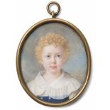Kinderporträt 19.Jh. Gouachemalerei auf Elfenbein, oval. Blond gelocktes Kind in weiss-blauem