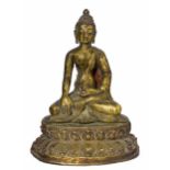 Buddha Shakyamuni Tibet. Feuervergoldete Bronze. Auf doppeltem Lotossockel in padmasana thronender