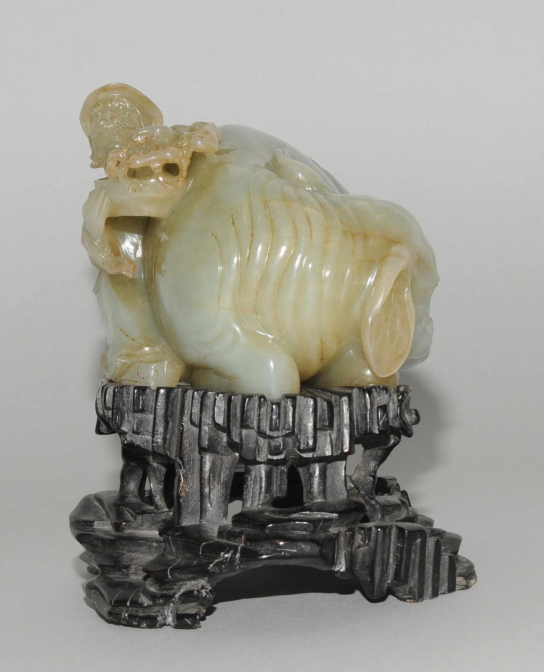 Jadefigur China, 20.Jh. Celadonfarbene Jade. Elefant mit einem zentralasiatischen Mann, eine - Image 3 of 7