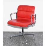 Eames, Charles und Ray Soft Pad Management Chair, Entwurf 1969. Ausführung Vitra. Lederpolster, rot.