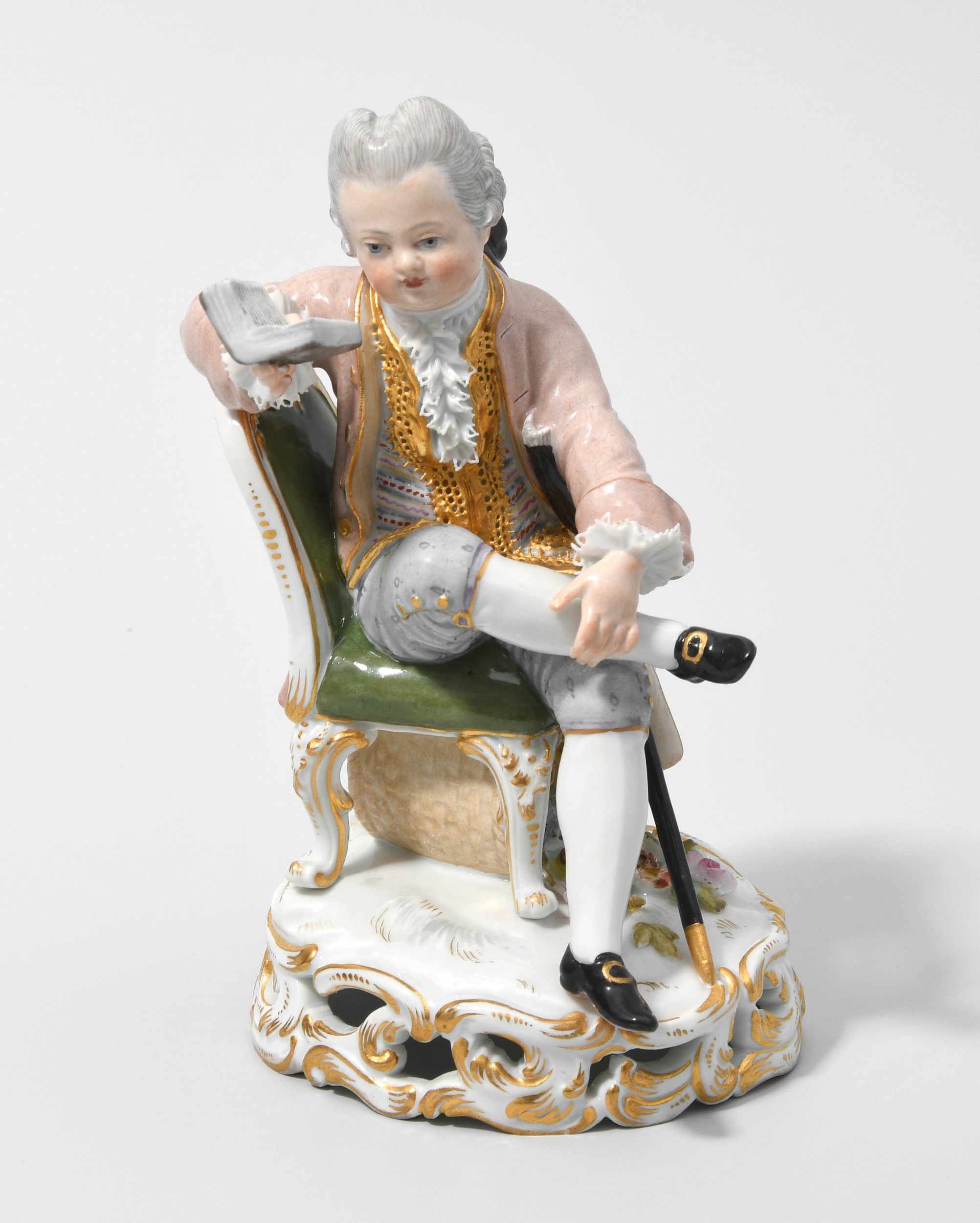 Knabe mit Buch, Meissen Um 1900. Modell von Michel Victor Acier, Modell-Jahr 1769. 1. Wahl.