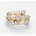 Diamant-Ring 750 Gelbgold. 1 Brillant ca. 0.45 ct, 2 Brillanten zus. ca. 0.50 ct und 50 Diamant-