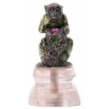 Kleine Tierfigur: Affe 19.Jh. Bronze/Email. Hinter Baumstrunk sitzender Affe auf Rosenquarzsockel.
