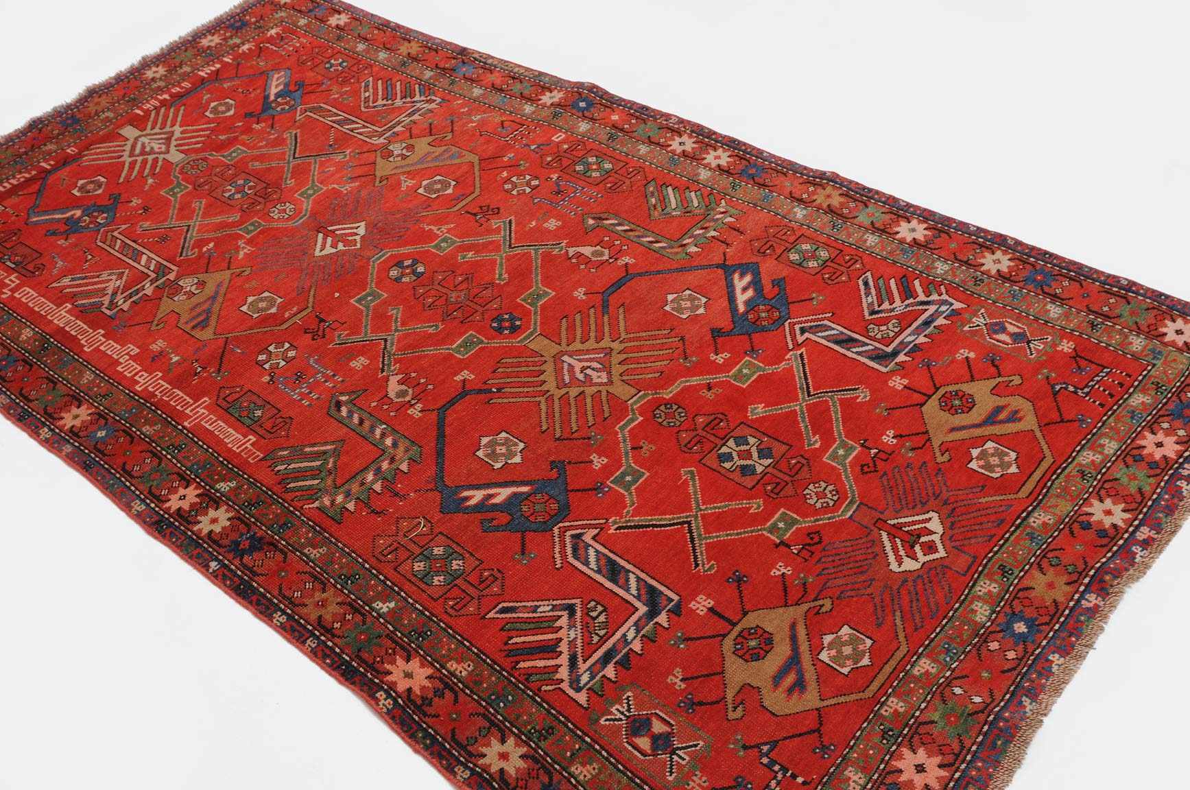 Karabagh S-Kaukasus, datiert mit "1904". Das rote Mittelfeld ist mit stilisierten Akstafa-Vögeln