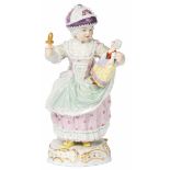 Mädchen mit Puppe, Meissen Um 1900. Modell von Michel Victor Acier, Modell-Jahr 1770. 1. Wahl.