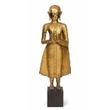 Stehender Mönch Thailand, Rattanakosin, 19.Jh. Bronze mit Gold- und Schwarlack. Die Hände in