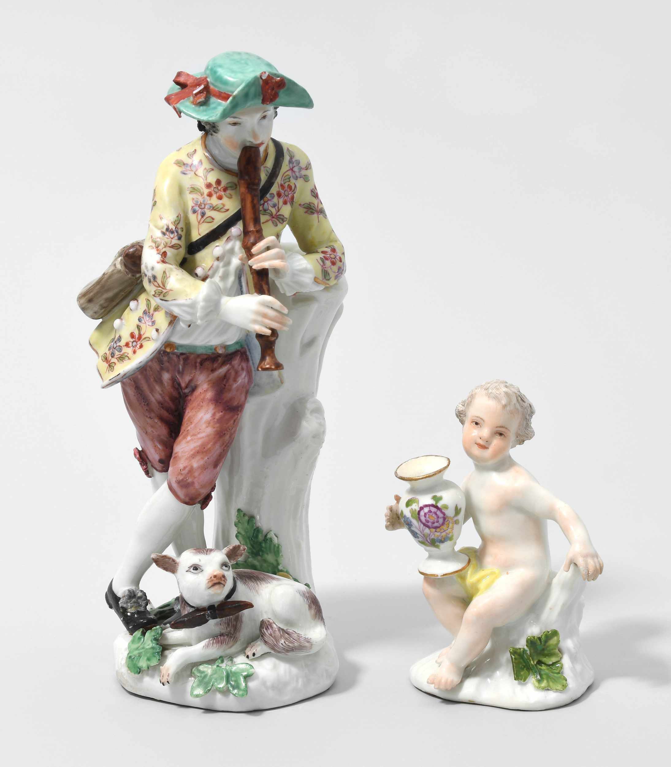 2 Figuren, Meissen 18.Jh. Porzellan, farbige Bemalung. Auf Baumstamm abgestützter Jüngling mit Flöte