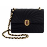 Chanel, Abendtasche Schwarzer Satin mit gestepptem Spiralen-Muster. Satindurchflochtener