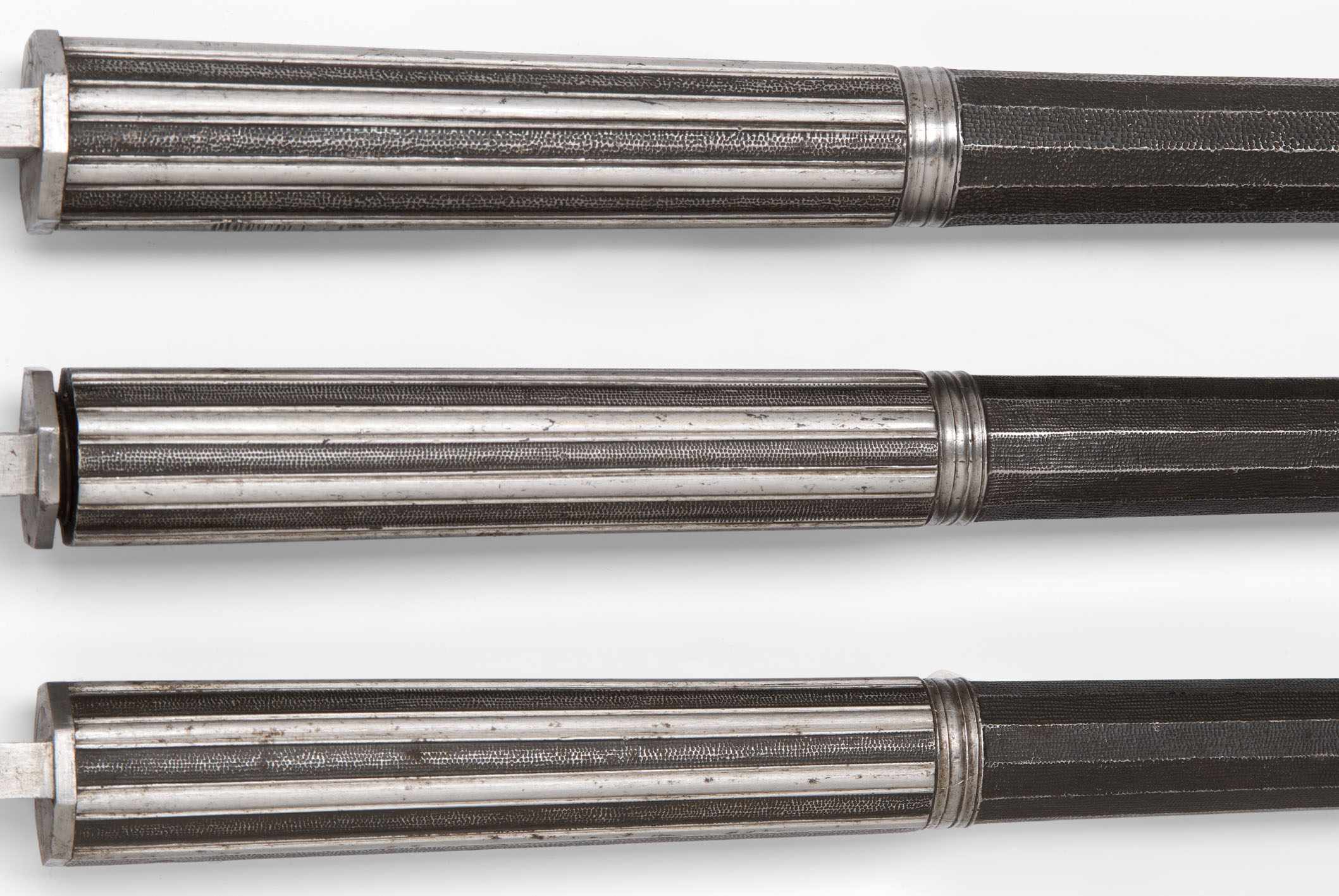 Drei gleiche Pistolenläufe Spanien, Anf. 18.Jh. Stahl. Zwölfkantiger prismischer Säulenlauf mit - Bild 2 aus 2