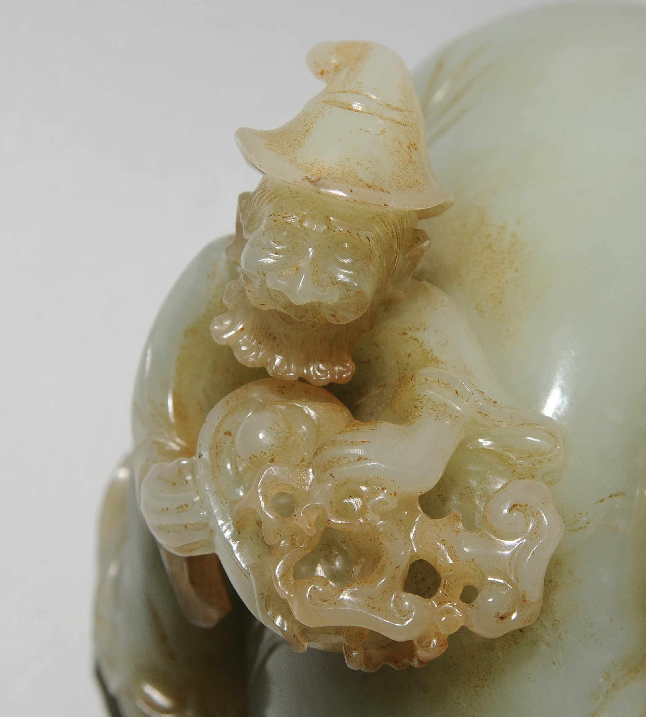 Jadefigur China, 20.Jh. Celadonfarbene Jade. Elefant mit einem zentralasiatischen Mann, eine - Image 7 of 7