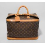 Louis Vuitton, "Cruiser Bag" Reisetasche aus Monogram Canvas. Besätze aus naturfarbenem Leder.