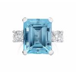 Aquamarin-Brillant-Ring 750 Weissgold. 1 Aquamarin im Treppenschliff ca. 9 ct. Flankiert von 2