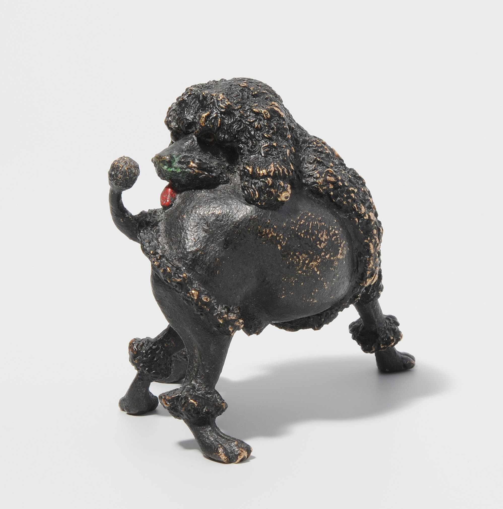 Tierfigur: Königspudel Wiener Bronze, 20.Jh. Ziseliert und schwarz patiniert. Mit Glasaugen. H 8 cm.