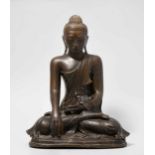 Sitzender Buddha Shakyamuni Burma, Mandalay-Stil, Ende 19.Jh. Bronze, dunkel brüniert. Schwungvoll