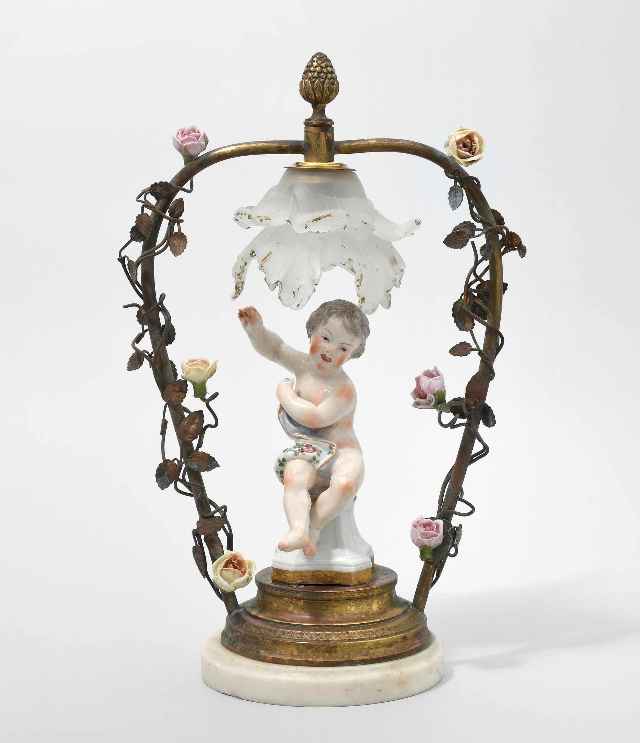 Lampe mit Figur, Samson 19.Jh. Paris. Porzellan, Metall, Glas, Alabaster. Putto in der Art von