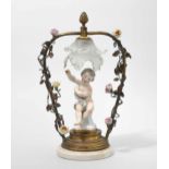 Lampe mit Figur, Samson 19.Jh. Paris. Porzellan, Metall, Glas, Alabaster. Putto in der Art von