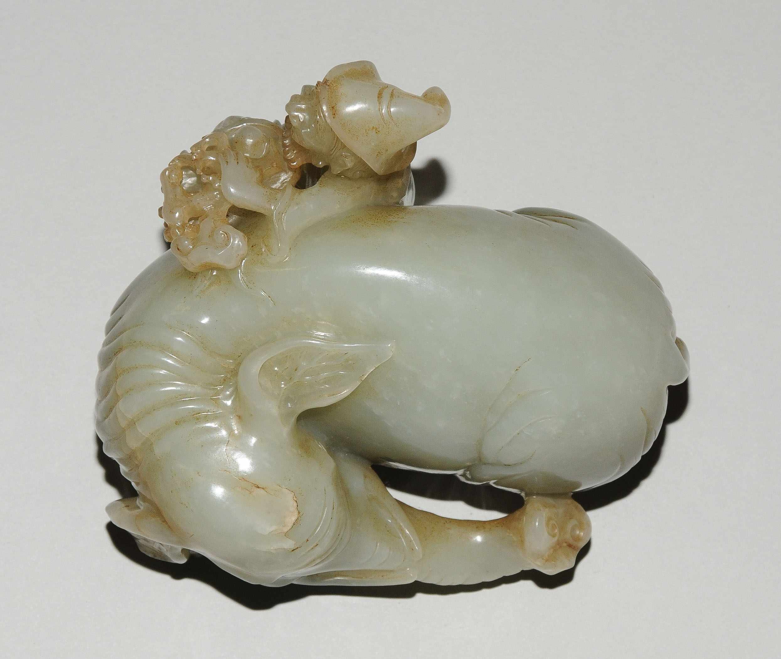 Jadefigur China, 20.Jh. Celadonfarbene Jade. Elefant mit einem zentralasiatischen Mann, eine - Image 5 of 7