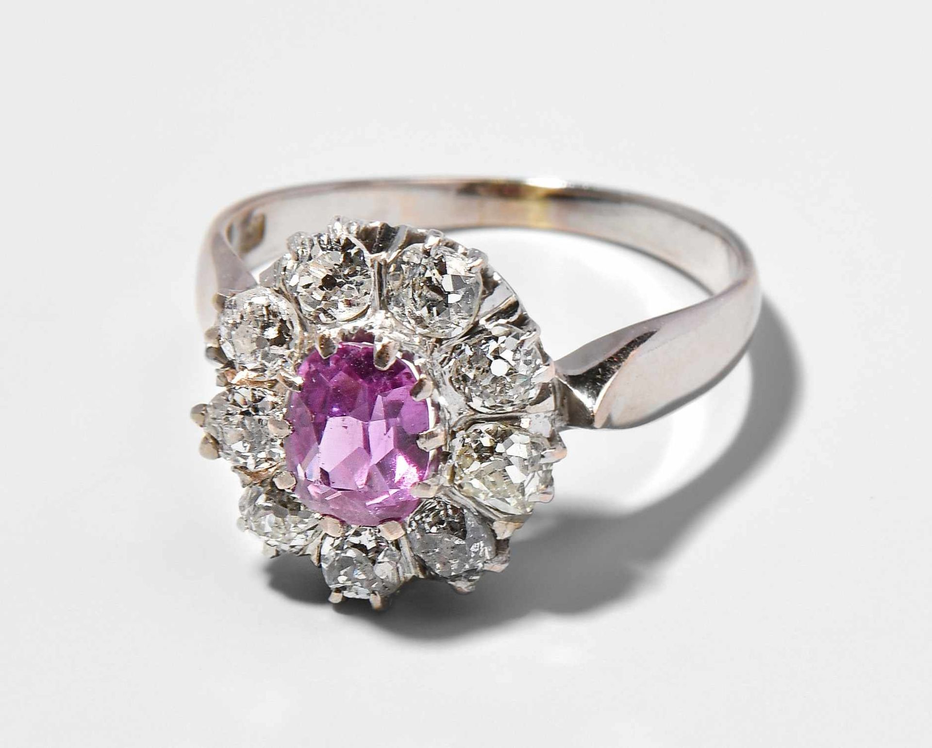 Saphir-Diamant-Ring 585 Weissgold. 1 Pink-Saphir ca. 1.20 ct und 9 Altschliff-Diamanten zus. ca. 1.