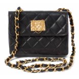 Chanel, Mini-Handtasche Dunkelblaues Leder mit gestepptem Rautenmuster. Lederdurchflochtener