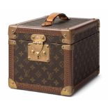 Louis Vuitton, Beautycase "Boîte flacons" Monogram Canvas. Innen ein herausnehmbares Köfferchen