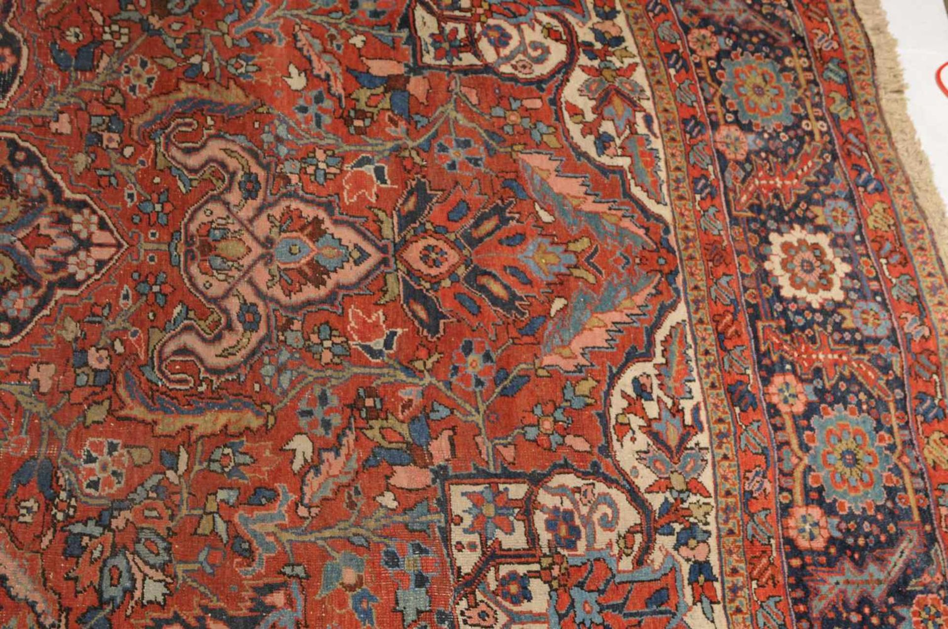 Heriz NW-Persien, um 1910. Im roten Mittelfeld liegt ein nachtblaues Heriz-Medaillon, flankiert - Bild 13 aus 13